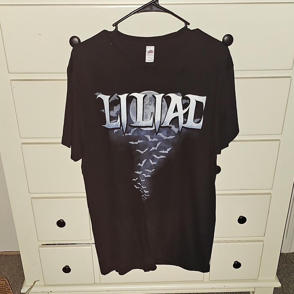 ILIA Black and White Graphic Tee